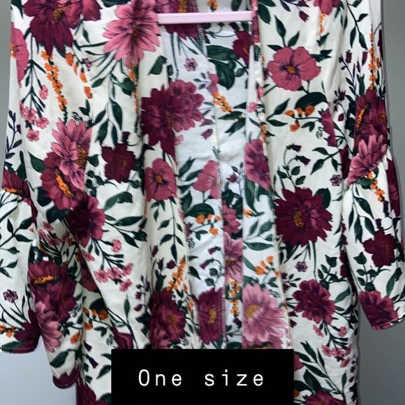 Dresses 7$, skirts 5$, robe 15$, jean jacket 30$, hoodie 15$, jackets 7$ - Picture 3 of 14